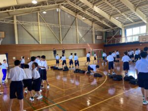 富山市立西部中学校の1年生約115名が護身術を学びました