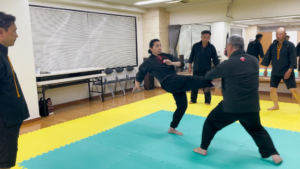 福岡支部特別稽古会で前蹴りを指導している様子
